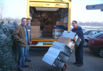 2005: De eerste vrachtwagen vol hardware 2005: De eerste vrachtwagen vol hardware