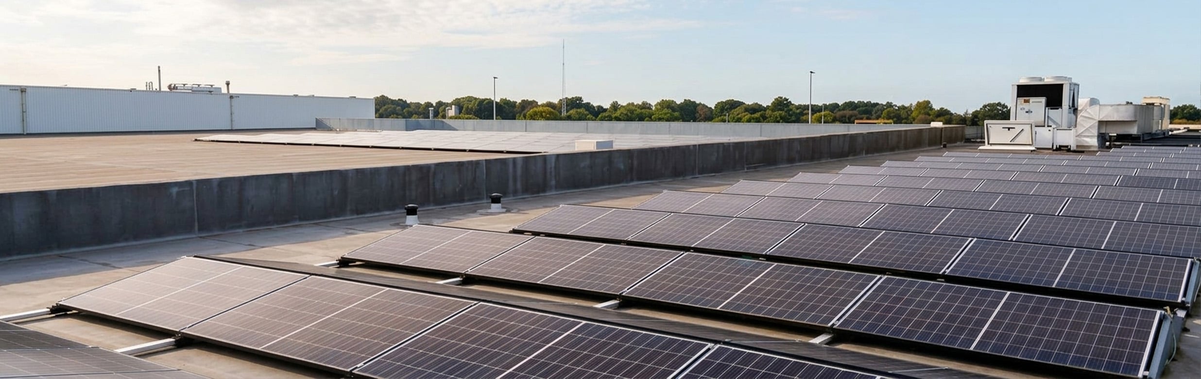 Zonnepanelen op het dak van het Azerty-pand