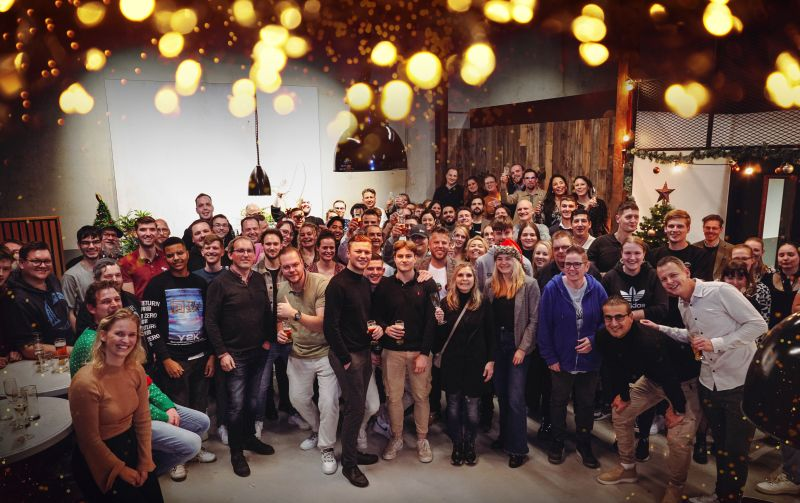 Het voltallige Azerty-team samen op de foto tijdens een feestelijke teambijeenkomst
