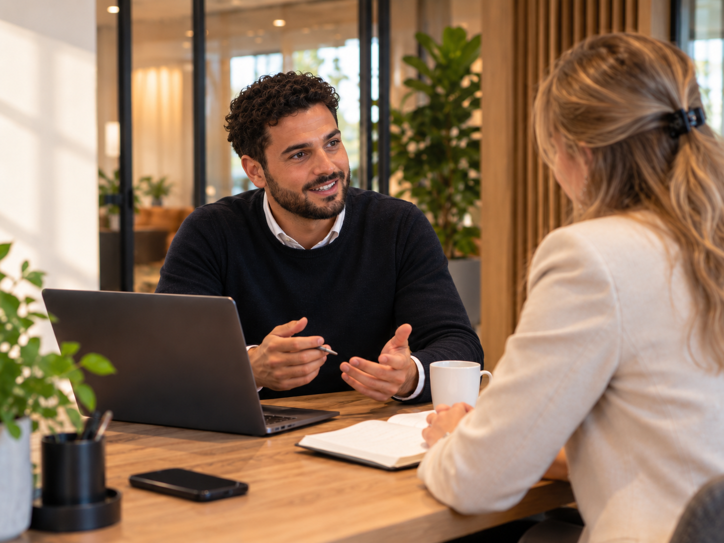 Accountmanager in gesprek met een klant aan tafel op kantoor