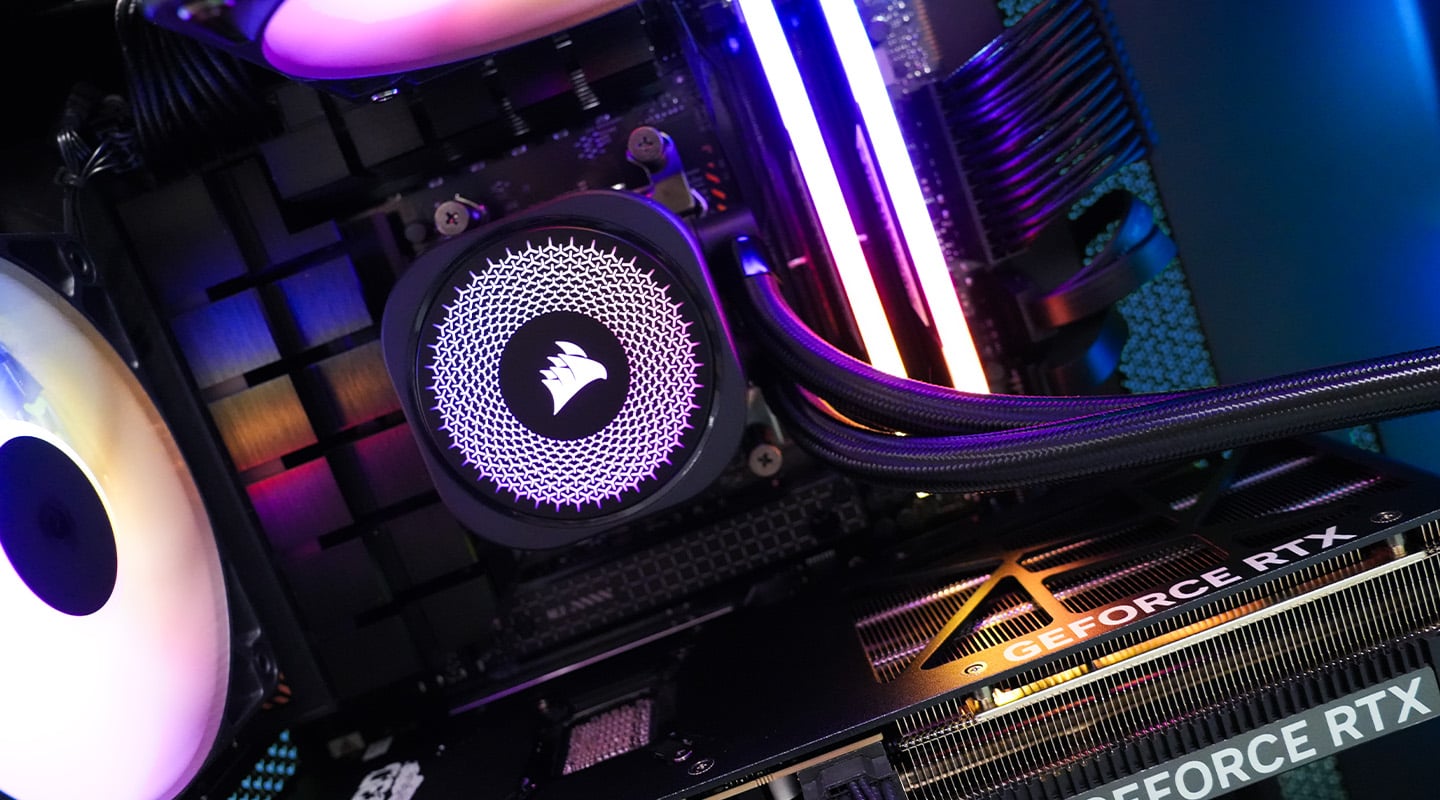 Interieur van een Xenith pc met RGB-waterkoeling, verlicht geheugen en GeForce RTX videokaart