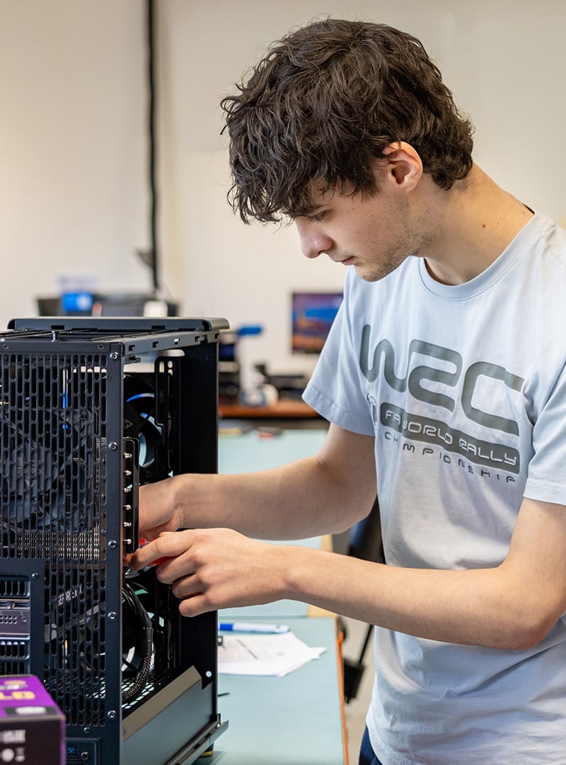 Assemblagespecialist werkt aan het kabelmanagement van een Xenith-pc